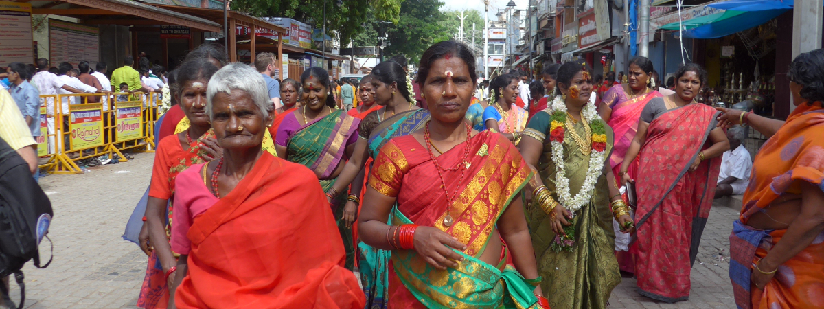 Frauen in Saris vor einem hinduistischen Tempel